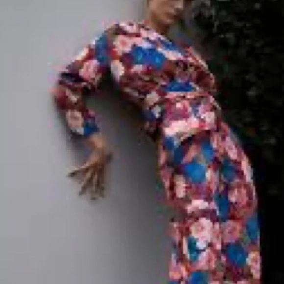 🦋 Bloggers Favorite 🦋 Zara Floral Top Long Sleeve Crop Waistband Sz M - Picture 6 of 16